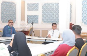 ޒަކާތު ފަންޑުގެ އެހީގައި ބޯން މެރާ ހެދުމަށް ފުރާ ކުދިންނާ މިނިސްޓަރ ނާޒިމް ބައްދަލުކުރައްވަނީ---- ފޮޓޯ: ހެލްތު މިނިސްޓްރީ