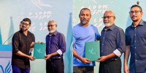 ގަޓު މުއާ އާއި ޔޫއްޕެ ޕީއެންސީއަށް ވަނުމުގެ އިގްރާރުގައި ސޮއިކޮށް، އެ ޕާޓީގެ ޗެއާޕާސަން އަދި ރައްޔިތުންގެ މަޖިލީހުގެ ރައީސް އަބްދުއްރަހީމާ އިގްރާރުތައް ހަވާލުކުރަނީ-- ފޮޓޯ/ސަން