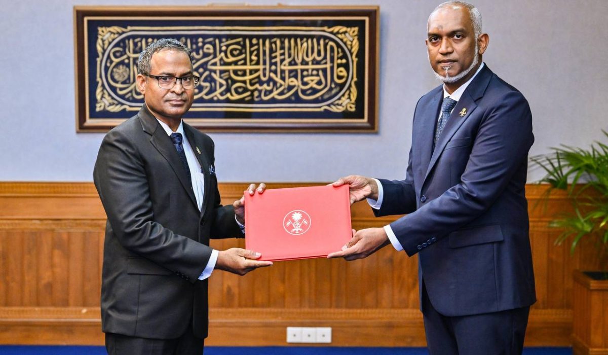 އުއްތަމަ ފަނޑިޔާރުކަމުގެ މަޤާމަށް ހެންވޭރު ހޯސްޓްސައިޑް އަލްއުސްތާޛު ޢަބްދުލްޣަނީ ރެއްވުން--- ފޮޓޯ: ރައީސް އޮފީސްމުޙައްމަދު އައްޔަންކު