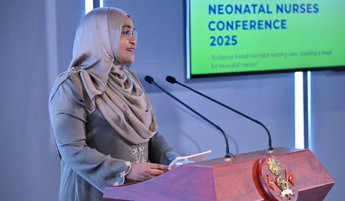 ނިއޯނޭޓަލް ނަރުހުންގެ ކޮންފަރެންސް ހުޅުވުމަށް ދަރުމަވަންތަ ހޮސްޕިޓަލުގައި ބޭއްވި ރަސްމިއްޔާތުގައި މެޑަމް ވާހަކަފުޅު ދައްކަވަނީ--- ފޮޓޯ: ރައީސް އޮފީސް