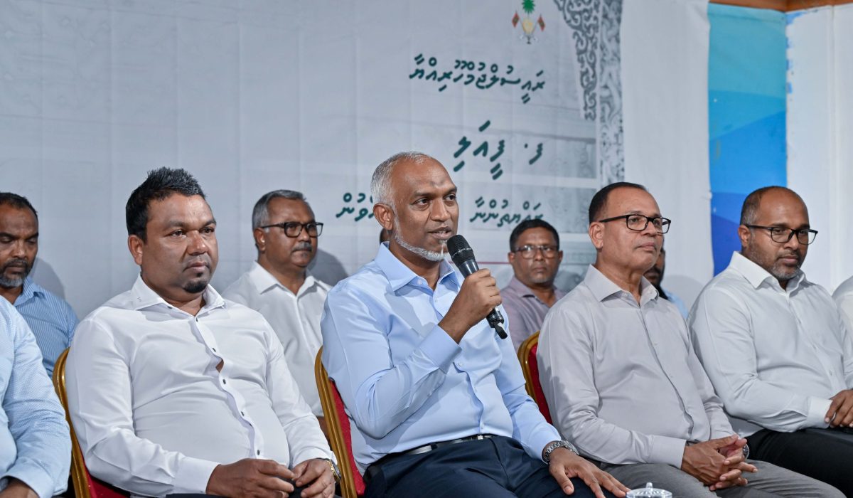 ރައީސުލްޖުމްހޫރިއްޔާ ޑރ. މުހައްމަދ ު މުއިއްޒު ފީއަލީގެ ރައްޔިތުންނާއި ބައްދަލުކުރައްވަނި (ފޮޓޯ/ ރައީސް އޮފީސް)