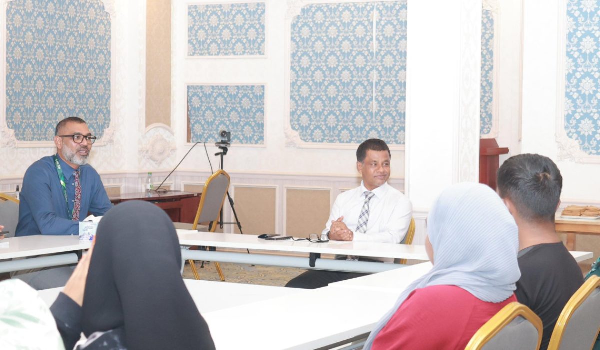 ޒަކާތު ފަންޑުގެ އެހީގައި ބޯން މެރާ ހެދުމަށް ފުރާ ކުދިންނާ މިނިސްޓަރ ނާޒިމް ބައްދަލުކުރައްވަނީ---- ފޮޓޯ: ހެލްތު މިނިސްޓްރީ