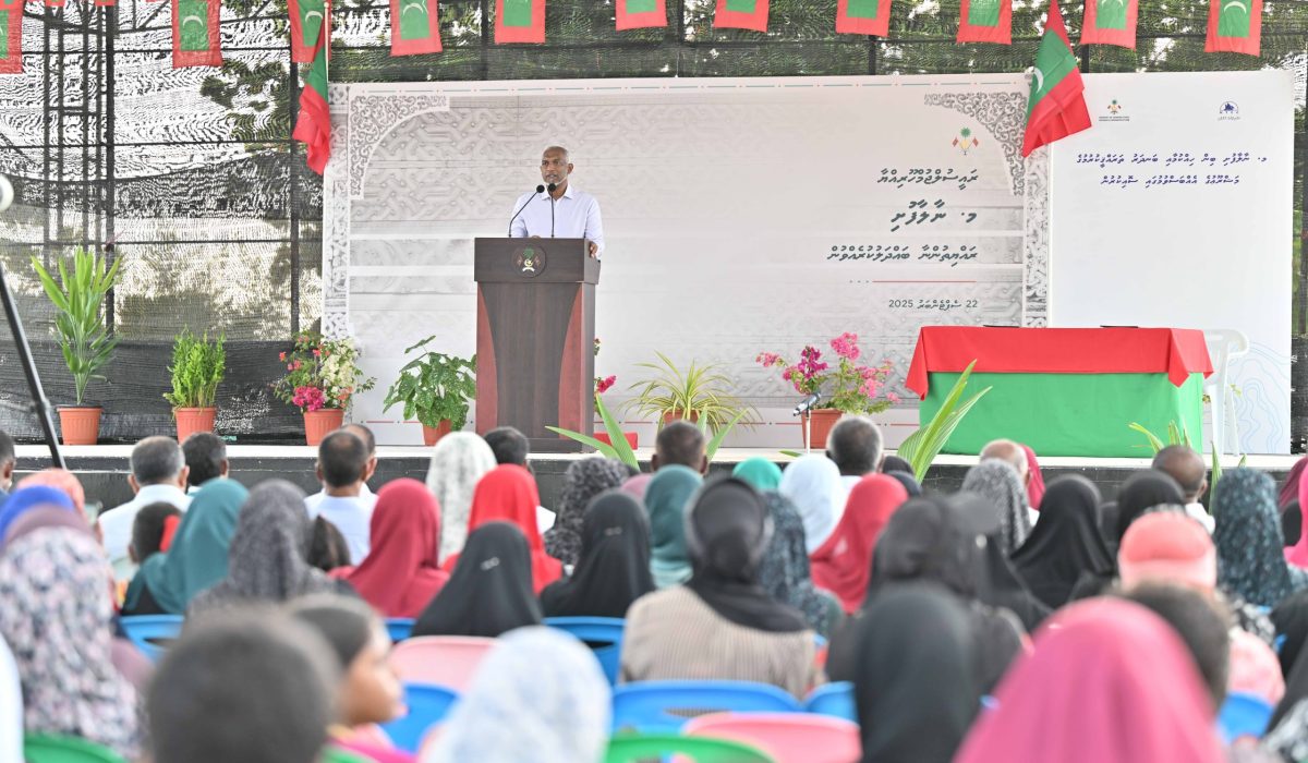 މ. ނާލާފުށީގެ ރައްޔިތުންނާ ރައީސް ޑރ. މުއިއްޒު ބައްދަލުކުރައްވަނީ (ފޮޓޯ/ ރައީސް އޮފީސް)