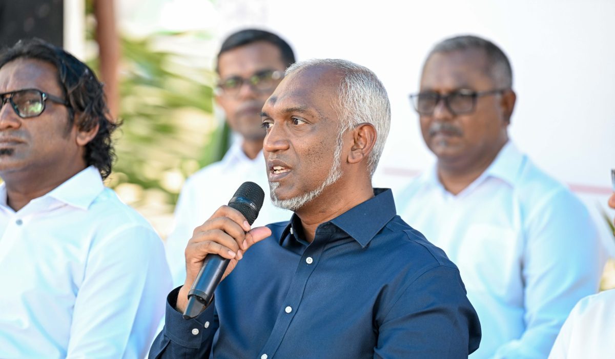 ރައީސް ޑރ. މުހައްމަދު މުއިއްޒު އދ. ދިއްދޫގެ ރައްޔިތުންނާ ބައްދަލުކުރައްވަނީ (ފޮޓޯ/ ރައީސް އޮފީސް)