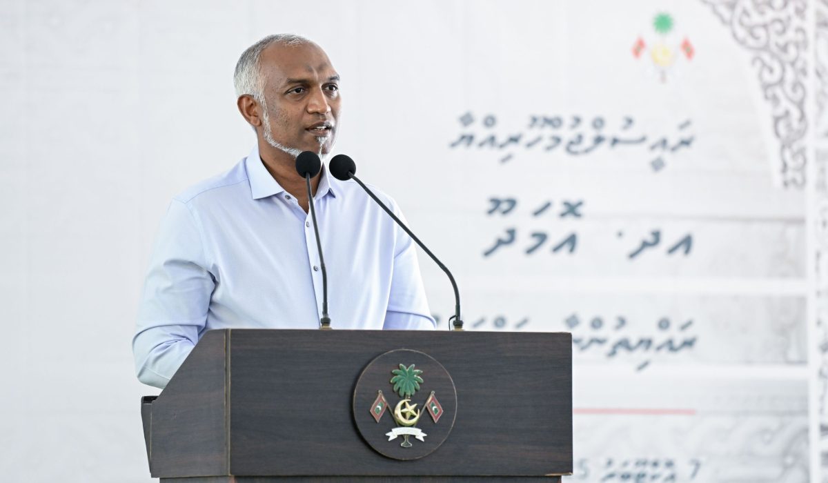 ރައީސް އދ. އޮމަދޫގެ ރައްޔިތުންނާ ބައްދަލުކުރައްވަނީ (ފޮޓޯ/ ރައީސް އޮފީސް)