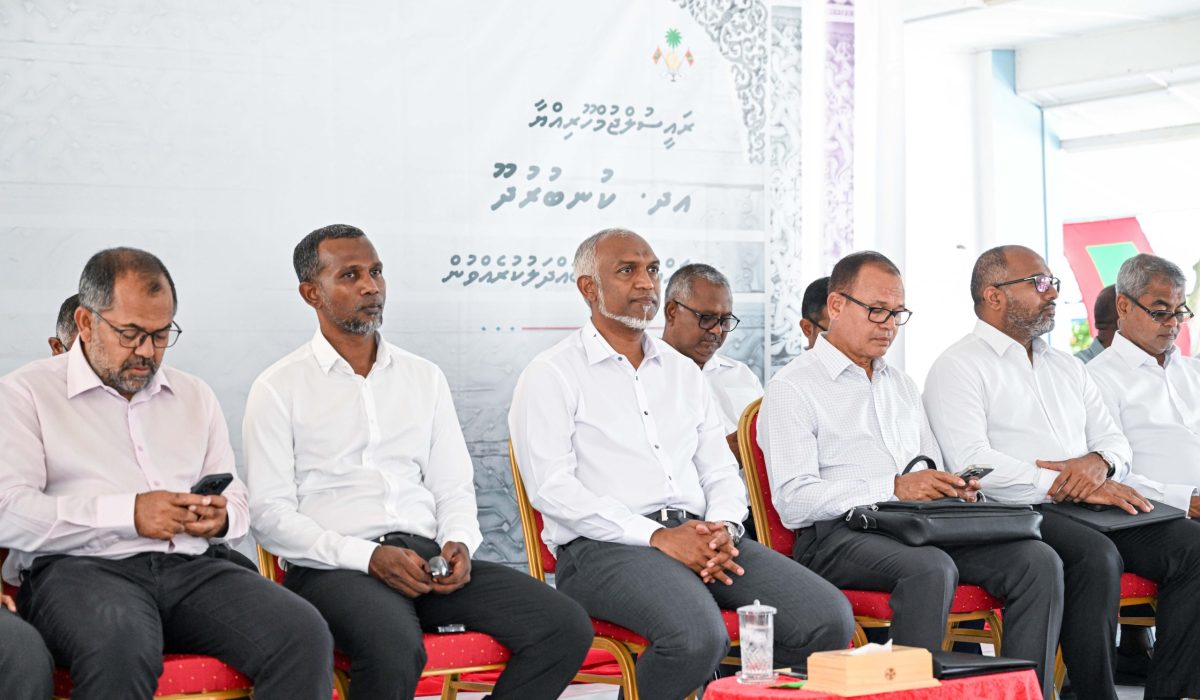 ރައީސް އދ. ކުނބުރުދޫގެ ރައްޔިތުންނާ ބައްދަލުކުރައްވަނީ (ފޮޓޯ/ ރައީސް އޮފީސް)