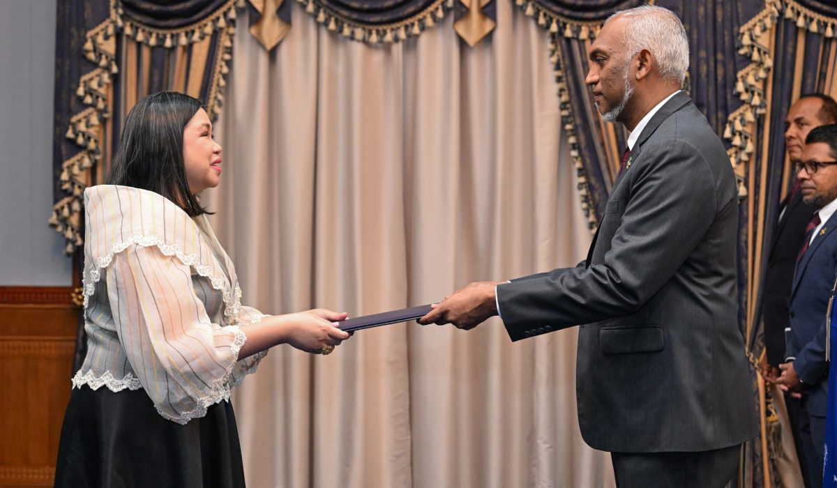 ރިޕަބްލިކް އޮފް ފިލިޕީންސްގެ އައު ސަފީރު، އެކަމަނާގެ ސަފީރުކަމުގެ ފަތްކޮޅު ރައީސުލްޖުމްހޫރިއްޔާއަށް އެރުވުން---ފޮޓޯ ރައީސް އޮފީސް