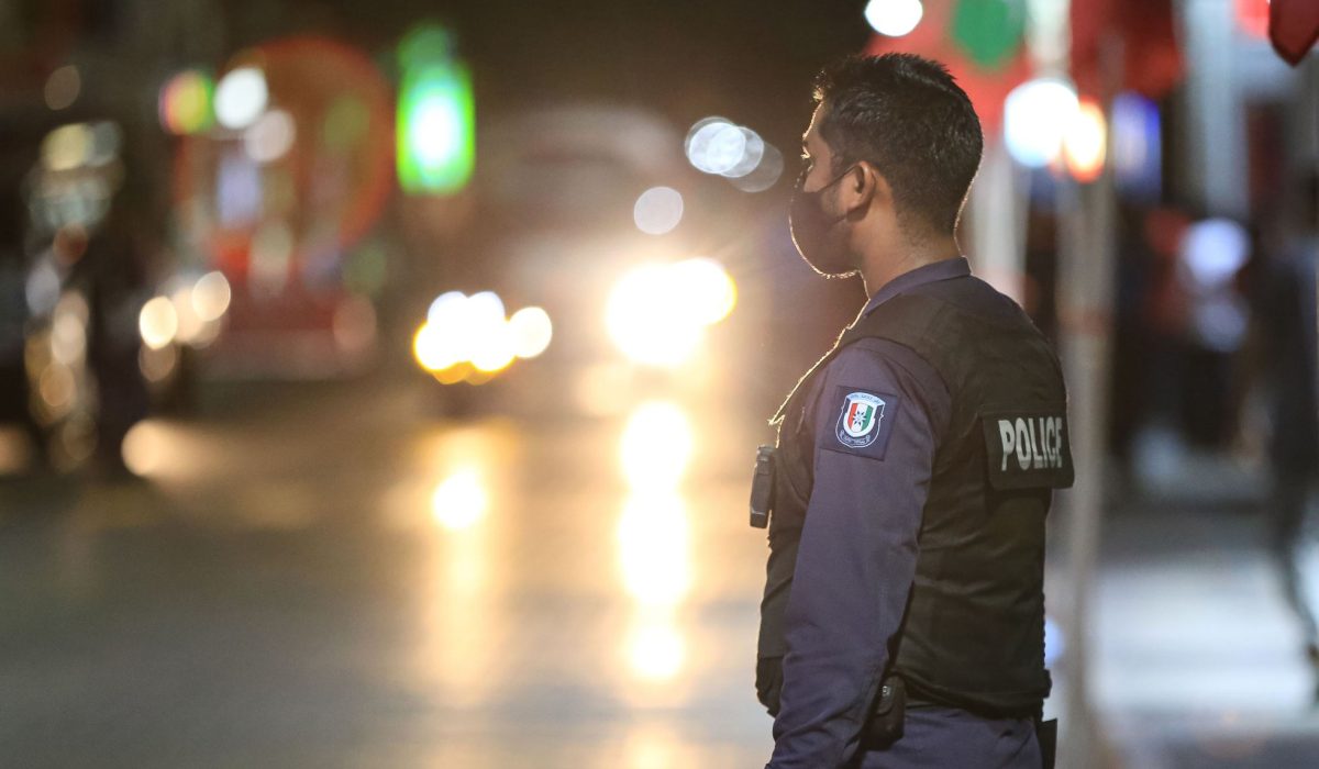 ފުލުހެއް މަގުމަތީގައި (ފޮޓޯ/ ފުލުހުންގެ ޚިދުމަތް)