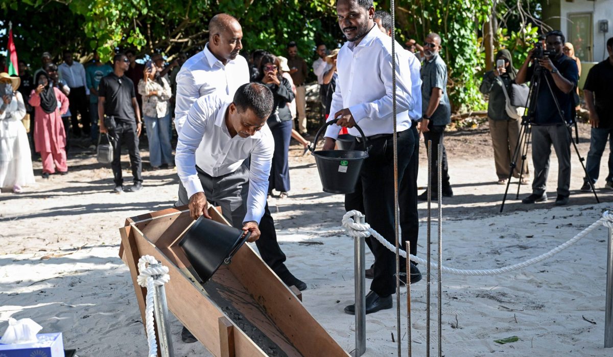 ހެލްތު މިނިސްޓަރު އަބްދުﷲ ނާޒިމް ފުލިދޫ ހެކްތު ސެންޓަރުގެ އާ އިމާރާތުގެ ބިންގާ އަޅުއްވައިދެއްވަނީ