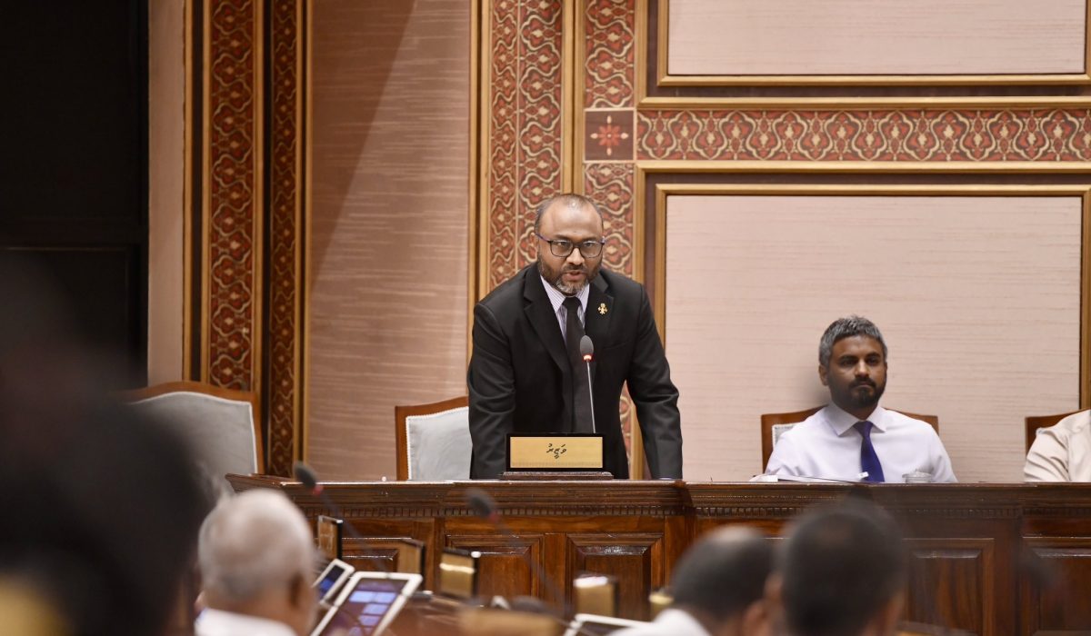 މިނިސްޓަރު ޑރ ޝަހީމް، މަޖިލީހުގައި މެމްބަރުންގެ ސުވާލުތަކަށް ޖަވާބުދެއްވަނީ--  ފޮޓީޯ / ރއްޔިތުންގެ މަޖިލީހުގެ އިދާރާ