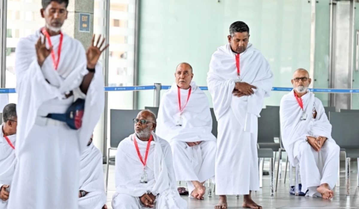 ދިވެހި ހައްޖުވެރީންގެ ބަޔަކު އެއާޕޯޓް ގައި ނަމާދު ކުރަނީ -- ފޮޓޯ: އިސްލާމިކް މިނިސްޓްރީ