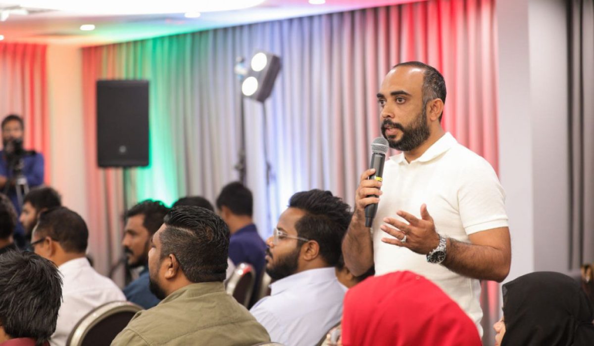 އިންފޮމޭޝަން މިނިސްޓަރު އިބްރާހިމް ވަހީދު އިއްޔެގެ ފޯރަމްގައި ވާހަކަދައްކަވަނީ (ފޮޓޯ/ ޕީއެސްއެމް ނިއުސް)