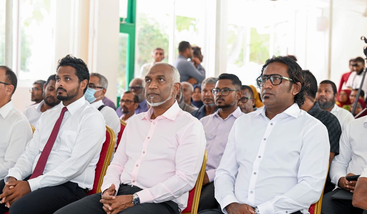 ރައީސް އދ. ދިގުރަށުގެ ރައްޔިތުންނާ ބައްދަލުކުރައްވަނީ (ފޮޓޯ/ ރައީސް)