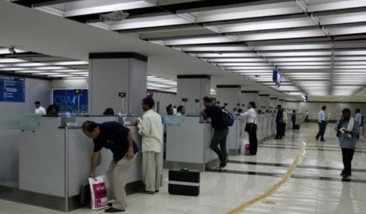 މުމްބާއީ އެއާޕޯޓުގެ އިމިގްރޭޝަން ކައުންޓަރު (ފޮޓޯ/ހިންދުސްތާން ޓައިމްސް)