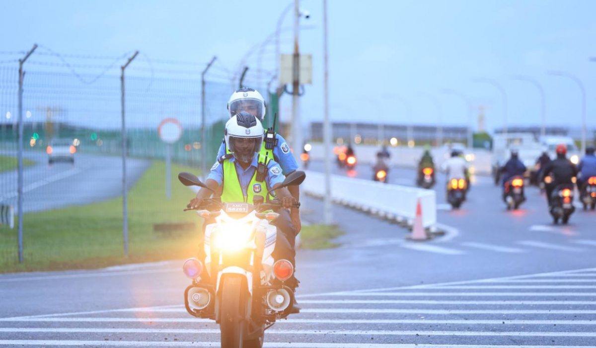 ފުލުހުން ބުރިޖު މަތީގައި (ފޮޓޯ/ ފުލުހުން)