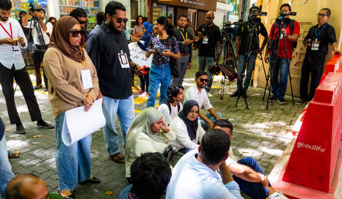 ނޫސްވެރިން މަޖިލީސް ދޮށުގައި ކުރި މުޒާހަރާގެ ތެރެއިން (ފޮޓޯ/ ސަން އޮންލައިން)