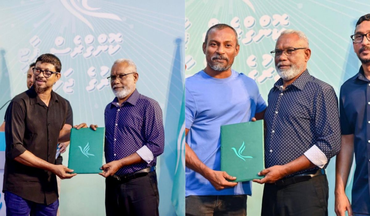ގަޓު މުއާ އާއި ޔޫއްޕެ ޕީއެންސީއަށް ވަނުމުގެ އިގްރާރުގައި ސޮއިކޮށް، އެ ޕާޓީގެ ޗެއާޕާސަން އަދި ރައްޔިތުންގެ މަޖިލީހުގެ ރައީސް އަބްދުއްރަހީމާ އިގްރާރުތައް ހަވާލުކުރަނީ-- ފޮޓޯ/ސަން