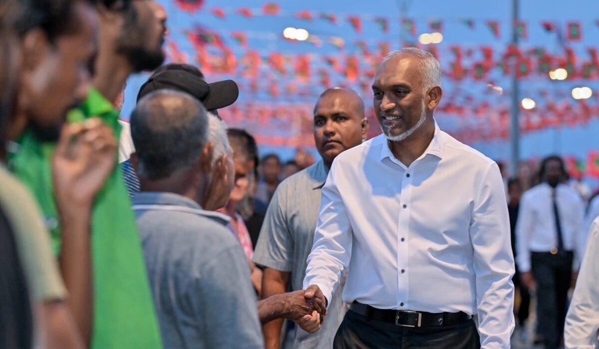 ރައީސުލްޖުމްހޫރިއްޔާ ޑރ. މުޙައްމަދު މުޢިއްޒު ބ. އަތޮޅަށް ކުރެއްވި ދަތުރުފުޅުގެ ތެރެއިން . ފޮޓޯ: ރައީސް އޮފީސް