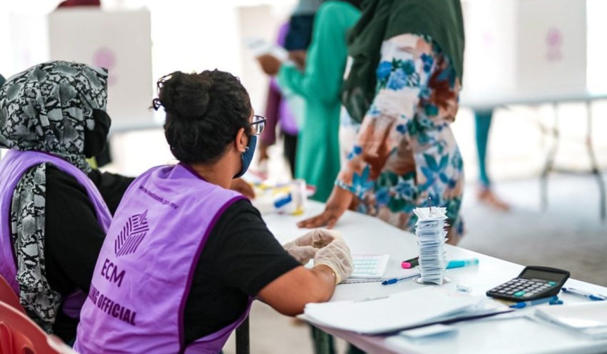 ލޯކަލް ކައުންސިލް އިންތިޚާބުގެ ވޯޓު ލުން ކުރިޔަށްދަނީ (ފޮޓޯ/ދެން އިމޭޖްސް)