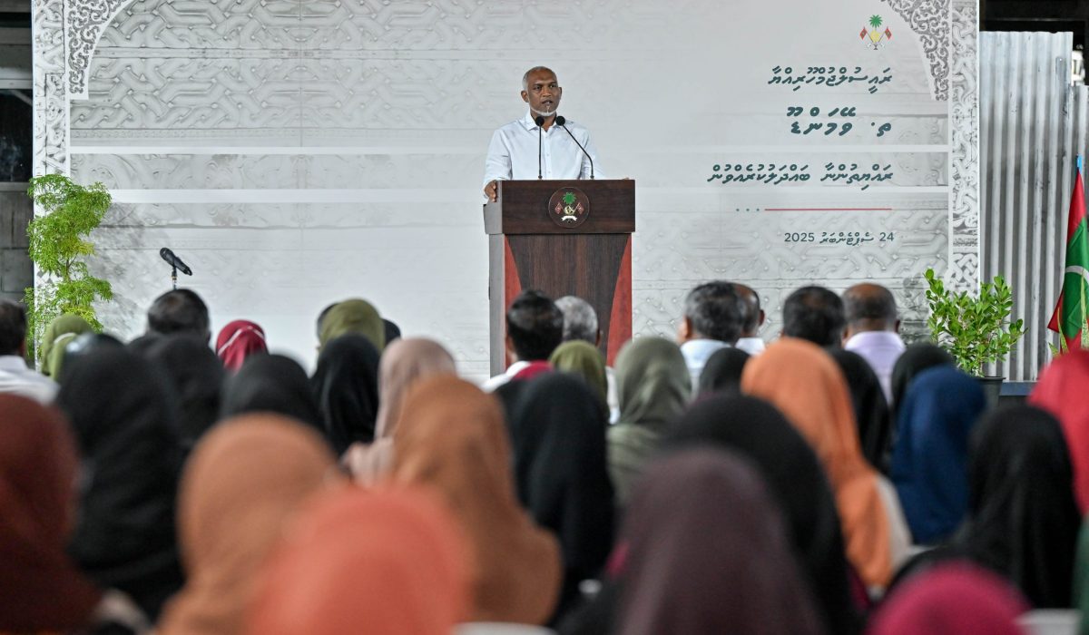 ތ. ވޭމަންޑޫގެ ރައްޔިތުންނާ ރައީސް ބައްދަލުކުރައްވާ ވާހަކަފުޅު ދައްކަވަނީ (ފޮޓޯ/ ރައީސް އޮފީސް)