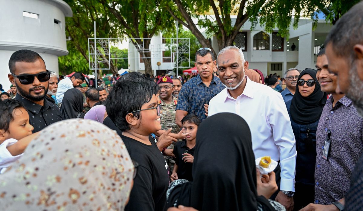 އީދު ދުވަހު ރައިސުލްޖުމްހޫރިއްޔާ ރައްޔިތުންނާ ބައްދަލުކުރެއްވުން (ފޮޓޯ/ ރައީސް އޮފީސް)